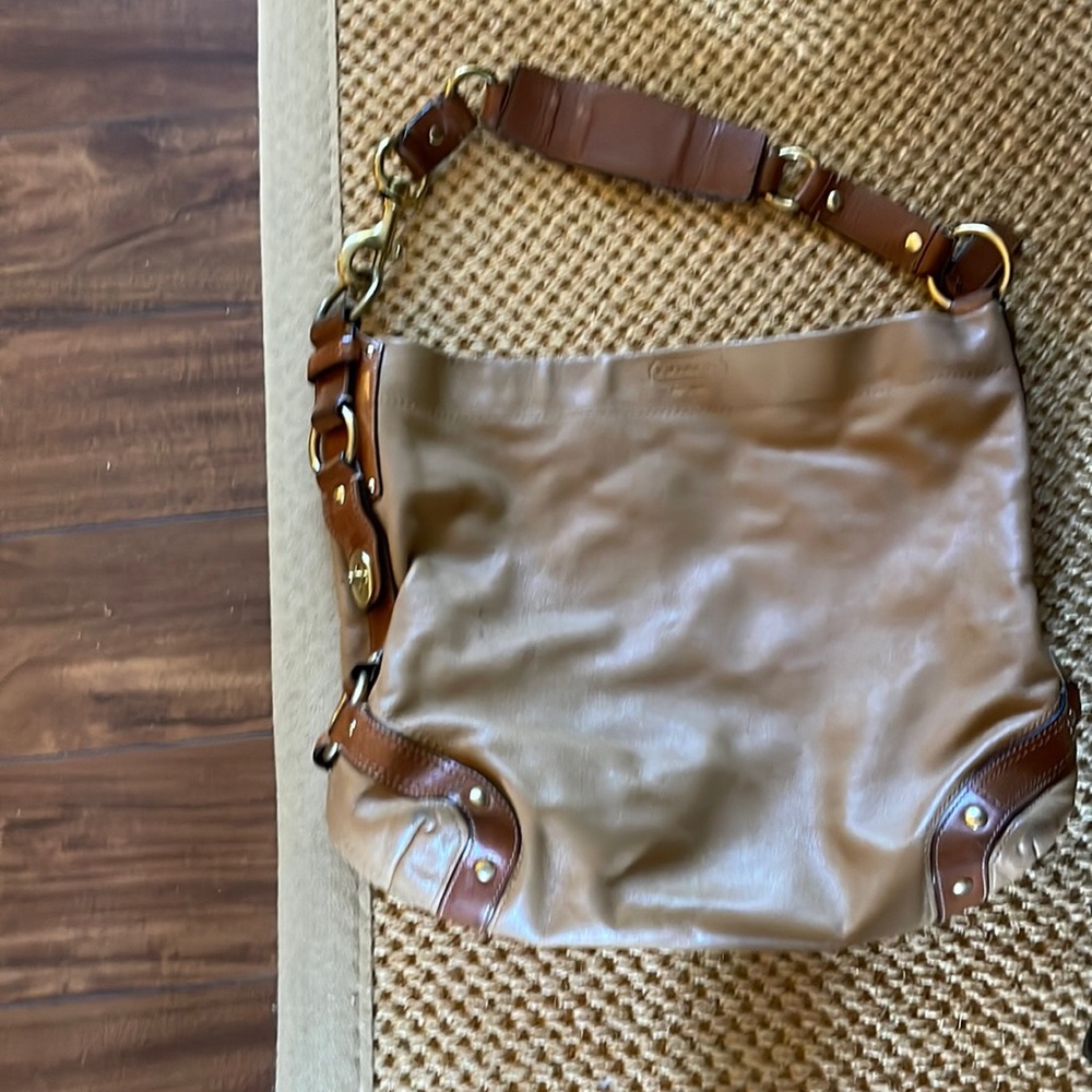 Vintage Coach Leather shoulder bag. Pre owned. Gently used. In good condition.
